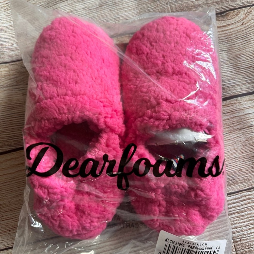 Dearfoams hot pink fuzzy slippers